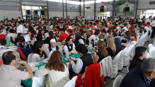 Una comida multitudinaria en la que participaron 1.250 comensales puso ayer término en la localidad cordobesa de Villa María a los actos de la Semana Nacional Vasca Argentina 2013 (foto EuskalKultura.com)